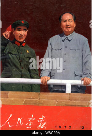 Diese Abdeckung der China Bildhafte im Dezember 1970 verfügt der Vorsitzende Mao Zedong, rechts, und Marschall Lin Biao auf dem Platz des Himmlischen Podium ausgestellt. Stockfoto