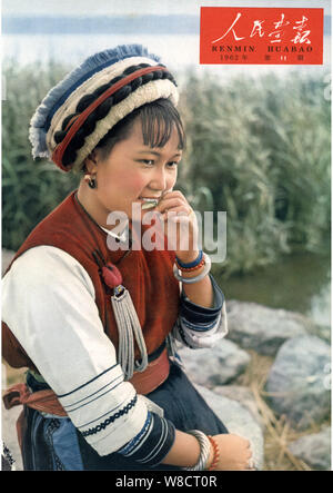 Diese Abdeckung der China Pictorial 11 Ausgabe 1962 verfügt über eine junge chinesische Frau von Bai ethnische Minderheit das Blasen auf ein Blatt, um Musik zu machen. Stockfoto