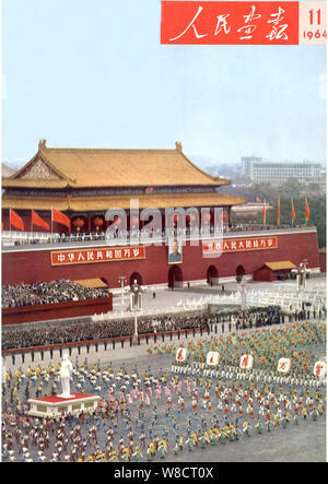 Diese Abdeckung der China Pictorial 11 Ausgabe 1964 verfügt über eine Parade auf dem Platz des Himmlischen Friedens in Peking am 1. Oktober 1964 den nationalen Tag zu zelebrieren. Stockfoto