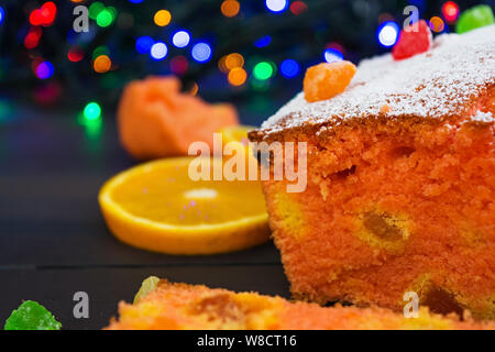 Cupcake mit Orange und getrocknete Aprikosen auf Weihnachten Hintergrund Stockfoto