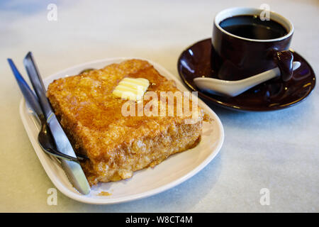 Asiatische geröstetes Brot mit Butter und Honig auf der Oberseite Stockfoto