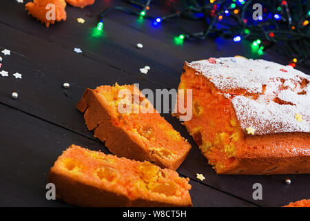 Cupcake mit Orange und getrocknete Aprikosen auf Weihnachten Hintergrund Stockfoto