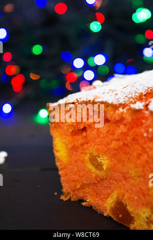 Cupcake mit Orange und getrocknete Aprikosen auf Weihnachten Hintergrund Stockfoto