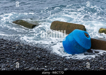 Châlons-en-Champagne gewaschen bis zu einem steinigen Strand in der Nähe von Playa San Juan an der Westküste von Teneriffa, Kanarische Inseln, Spanien Stockfoto