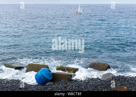 Châlons-en-Champagne gewaschen bis zu einem steinigen Strand in der Nähe von Playa San Juan an der Westküste von Teneriffa, Kanarische Inseln, Spanien Stockfoto