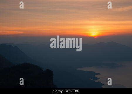 Mae Ping Nationalpark bei Sonnenaufgang, Pha dang Luang View Point, Li, Lamphun Thailand. Stockfoto