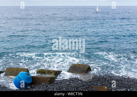 Châlons-en-Champagne gewaschen bis zu einem steinigen Strand in der Nähe von Playa San Juan an der Westküste von Teneriffa, Kanarische Inseln, Spanien Stockfoto