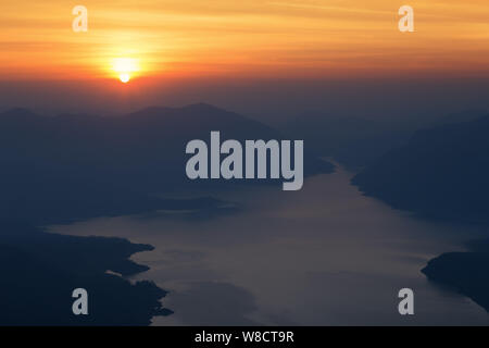 Mae Ping Nationalpark bei Sonnenaufgang, Pha dang Luang View Point, Li, Lamphun Thailand. Stockfoto