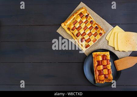 Wurst pie in Blätterteig auf dunklem Hintergrund Stockfoto