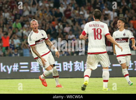Philippe Mexes von AC Mailand, Links, feiert mit den Mitgliedern des Teams, nachdem er ein Ziel gegen Inter Mailand in einem Fußballspiel während der 2015 Internationa Stockfoto