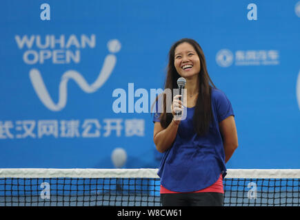 ------ Rentner chinesischen Tennis star Li Na lacht während einer kurzen Ruhestand Zeremonie, während die 2014 WTA Wuhan Open Tennis Turnier in Wuhan City, ce Stockfoto