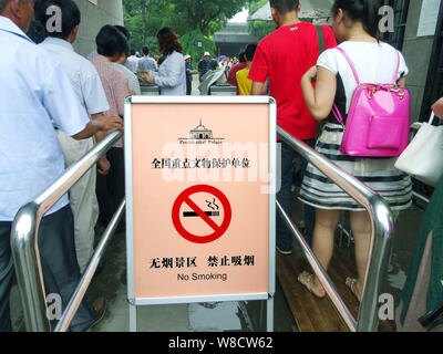 ---- Besucher in die Warteschlange einreihen, neben einem Rauchverbot Schild am Eingang zum Präsidentenpalast in Nanjing, Provinz Jiangsu, China 1. Juli Stockfoto