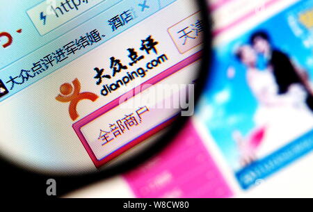 ---- Einen chinesischen Netizen durchsucht die Website von online Review site dianping.com in Tianjin, China, 30. März 2014. Dianping, Chinas größtes überprüfen Stockfoto