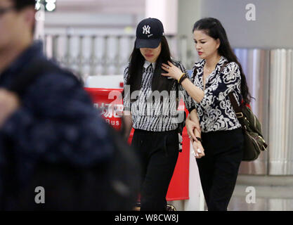 Chinesische Schauspielerin Ge Tian, ex - Frau des pensionierten Chinesischen Hürdenspringer Liu Xiang, links, von ihrer Mutter begleitet, Spaziergänge an der Klemme der Beijing Capital I Stockfoto