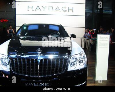 ---- Eine Mercedes-Maybach 62S ist auf dem Display während der 14. Internationalen Automobil- Ausstellung in Shanghai, die auch als Auto Shanghai 2011 bekannt, Stockfoto