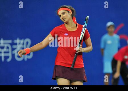 Sania Mirza von Indien reagiert, nachdem Sie und Martina Hingis aus der Schweiz Kerben zu Monica Niculescu aus Rumänien und Anna-Lena Friedsam von Deutschland verloren Ich Stockfoto