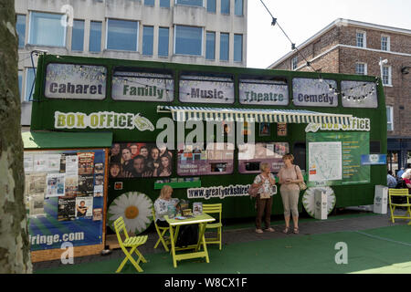 Great Yorkshire Fringe Festival Kasse und Informationen Tourbus im Sommer York North Yorkshire England UK Vereinigtes Königreich GB Großbritannien Stockfoto