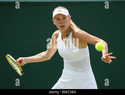 Die dänische Tennisspielerin Caroline Wozniacki spielen Vorhand Schuß während 2019 Wimbledon Championships, London, England, Vereinigtes Königreich Stockfoto