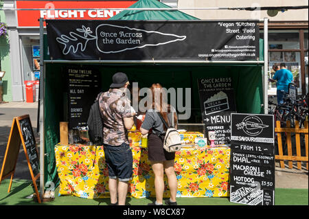 Menschen, die im Sommer an einem Street Food Stall für vegane Küche Lebensmittel kaufen York North Yorkshire England Großbritannien Großbritannien Großbritannien Großbritannien Stockfoto