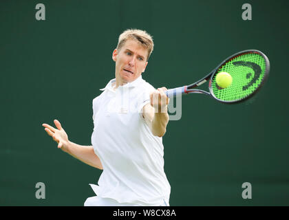 Deutsche Tennisspieler Cedric-Marcel Stebe spielen Vorhand Schuß während 2019 Wimbledon Championships, London, England, Vereinigtes Königreich Stockfoto