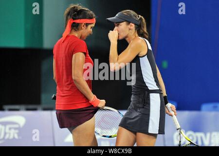 Martina Hingis aus der Schweiz, Recht, Gespräche mit Sania Mirza von Indien im Wettbewerb gegen Monica Niculescu aus Rumänien und Anna-Lena Friedsam von Ge Stockfoto