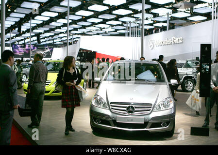 ---- Besucher auf eine Mercedes-Benz A 180 schauen während des 14 Shanghai Internationalen Automobil- Ausstellung, die auch als Auto Shanghai 2011 bekannt, Stockfoto