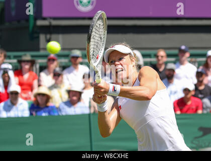 Deutsche Tennisspieler Laura Siegemund spielen Rückhand geschossen während 2019 Wimbledon Championships, London, England, Vereinigtes Königreich Stockfoto