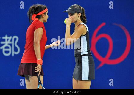 Martina Hingis aus der Schweiz, Recht, Gespräche mit Sania Mirza von Indien im Wettbewerb gegen Monica Niculescu aus Rumänien und Anna-Lena Friedsam von Ge Stockfoto