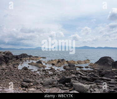 Die Felsen an der Küste des Kerry im Westen Irlands mit beara im Hintergrund Stockfoto