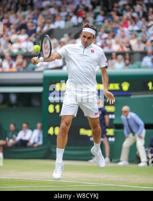 Schweizer Tennisspieler Roger Federer spielen Rückhand geschossen während 2019 Wimbledon Championships, London, England, Vereinigtes Königreich Stockfoto