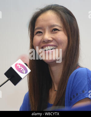 ------ Rentner chinesischen Tennis star Li Na lacht auf einer Pressekonferenz im Jahr 2014 WTA Wuhan Open Tennis Turnier in Wuhan City, Central Chinas Stockfoto