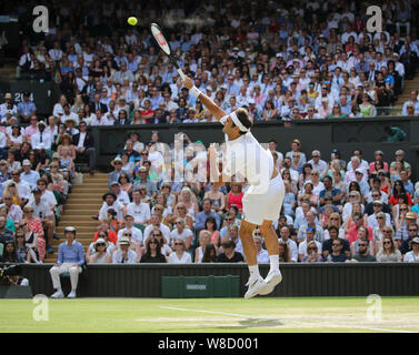 Schweizer Tennisspieler Roger Federer spielen Service Schuß während 2019 Wimbledon Championships, London, England, Vereinigtes Königreich Stockfoto