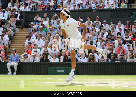 Schweizer Tennisspieler Roger Federer spielen Service Schuß während 2019 Wimbledon Championships, London, England, Vereinigtes Königreich Stockfoto