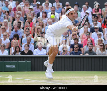 Schweizer Tennisspieler Roger Federer spielen Rückhand geschossen während 2019 Wimbledon Championships, London, England, Vereinigtes Königreich Stockfoto