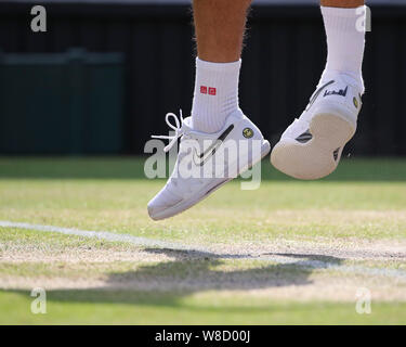 Niedrige Abschnitt der schweizer Tennisspieler Roger Federer Serena während 2019 Wimbledon Championships, London, England, Vereinigtes Königreich springen Stockfoto