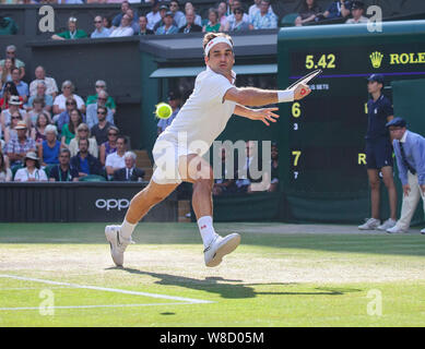 Schweizer Tennisspieler Roger Federer spielen Rückhand geschossen während 2019 Wimbledon Championships, London, England, Vereinigtes Königreich Stockfoto