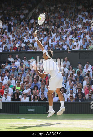 Schweizer Tennisspieler Roger Federer spielen Service Schuß während 2019 Wimbledon Championships, London, England, Vereinigtes Königreich Stockfoto