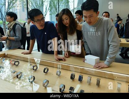 ------ Kunden schauen bei Apple Watch smart Uhren in einem Apple Store in Hangzhou City, East China Zhejiang provinz, 24. April 2015. Apple Wa Stockfoto