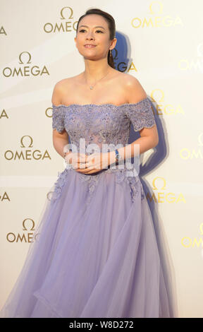 Chinesische Schauspielerin Zhang Ziyi stellt während einer Werbeveranstaltung für Omega Uhren in Chongqing, China, 23. April 2015. Stockfoto