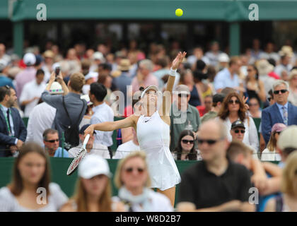 Australische Tennisspielerin Ajla Tomljanovic dienen während des Spiels von einer Masse auf außerhalb der Gerichte in 2019 Wimbledon Championships, London, E umgeben Stockfoto