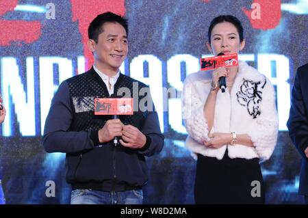 Chinesische Schauspielerin Zhang Ziyi, rechts, spricht wie Hong Kong Schauspieler Tony Leung Lächeln auf der Pressekonferenz für die Premiere ihres Films "Die Grandmaste