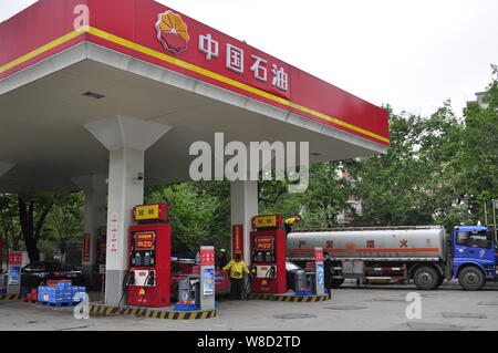 ---- Blick auf eine Tankstelle von PetroChina, eine Tochtergesellschaft der CNPC (China National Petroleum Corporation) in Nanjing, China Jiangsu prov Stockfoto