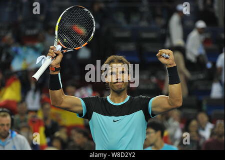 Rafael Nadal von Spanien reagiert nach dem Sieg über Stanislas Wawrinka aus der Schweiz in ihrem Viertelfinale der Männer singles während der 2015 Shang Stockfoto