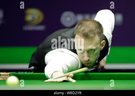 Judd Trump von England spielt einen Schuß zu Tom Ford von England in ihren Viertelfinalegleichen während der 2019 World Snooker internationale Meisterschaft in Daqing Stadt, im Nordosten der chinesischen Provinz Heilongjiang, den 8. August 2019. Stockfoto