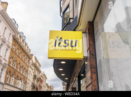 London/UK, 6. August 2019 - Itsu unterzeichnen. Itsu ist eine britische Kette von asiatisch inspirierten fast food Läden und Restaurants und ein Lebensmittelgeschäft. Stockfoto