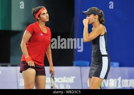 Martina Hingis aus der Schweiz, Recht, Gespräche mit Sania Mirza von Indien im Wettbewerb gegen Monica Niculescu aus Rumänien und Anna-Lena Friedsam von Ge Stockfoto