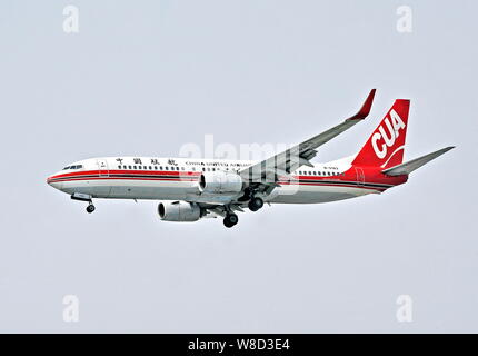 --FILE - eine Boeing 737-800 Passenger Jet von China United Airlines (CUA) bereitet an der Shanghai Hongqiao International Airport in Shanghai, Chi zu Land Stockfoto