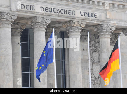 Europäische und deutsche Fahnen vor dem reichtag Gebäude, Berlin, Deutschland Stockfoto