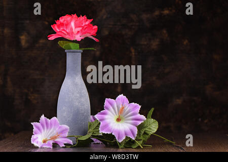 Rote künstliche Rose und bindweed Blumen. Künstliche Blumen für die Dekoration. Stockfoto