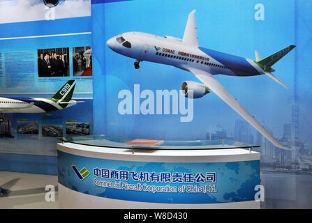 ---- Blick auf einem Stand von COMAC (Commercial Aircraft Corporation von China, Ltd.) Während der Shanghai Design Biennale 2012 in Shanghai, China, 24 Augu Stockfoto